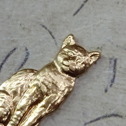 BEHOLD− おすわり 猫 カン無し 2個 真鍮製 短毛種 S ネコ アメリカ製 スタンピング ヴィンテージ風 2枚目の画像