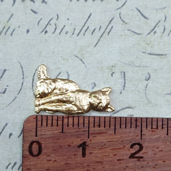 BEHOLD− おすわり 猫 カン無し 2個 真鍮製 短毛種 S ネコ アメリカ製 スタンピング ヴィンテージ風 4枚目の画像