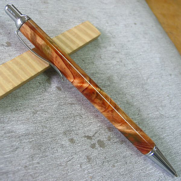 【松】 木軸ノック式ボールペン 肥松の金襴杢【即日発送】　 1枚目の画像