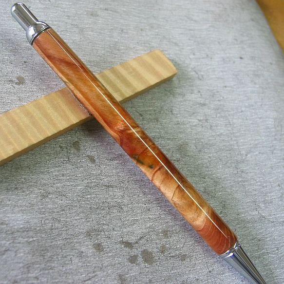【松】 木軸ノック式ボールペン 肥松の金襴杢【即日発送】　 3枚目の画像