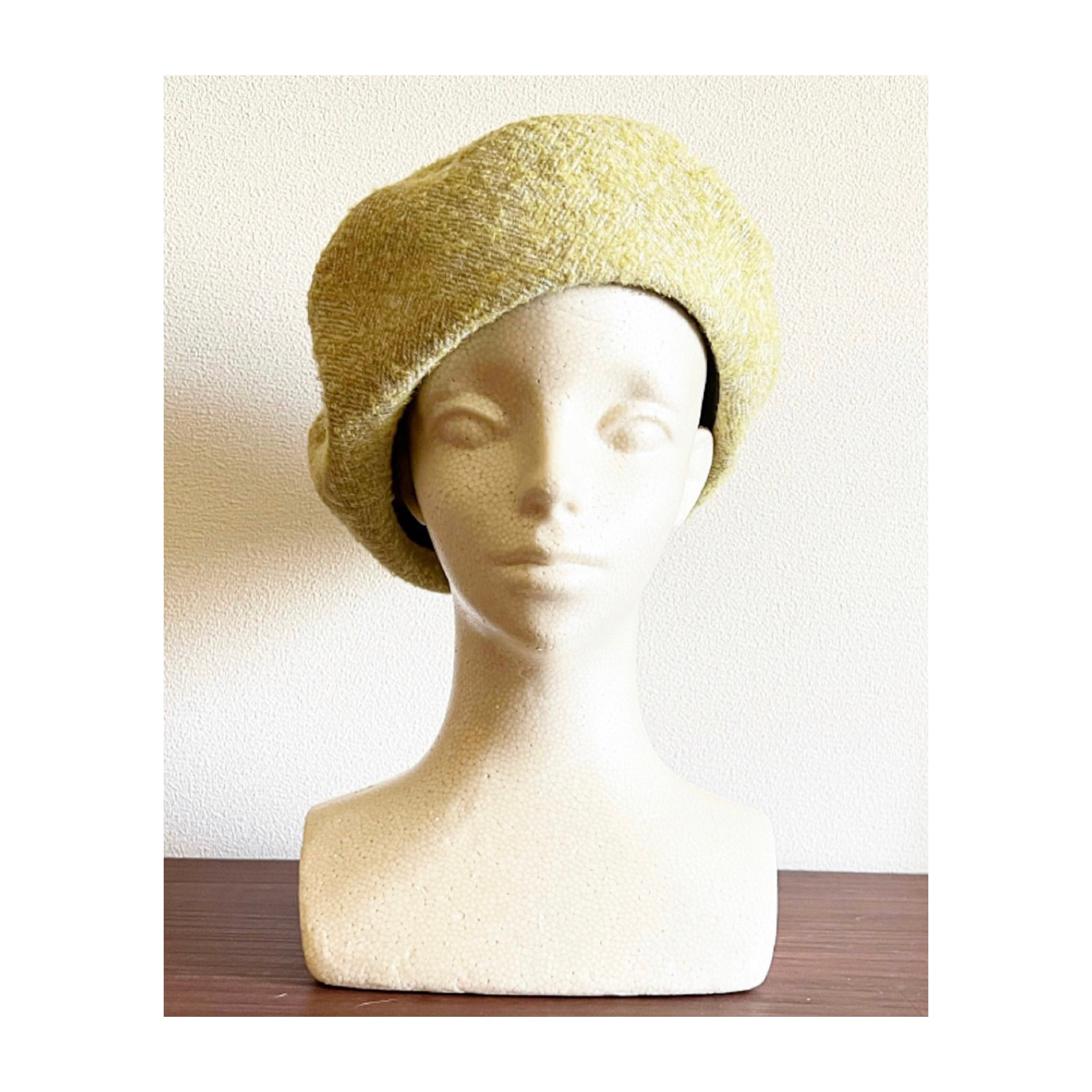 カタチにこだわるベレー帽　淡いイエローグリーンのツイード