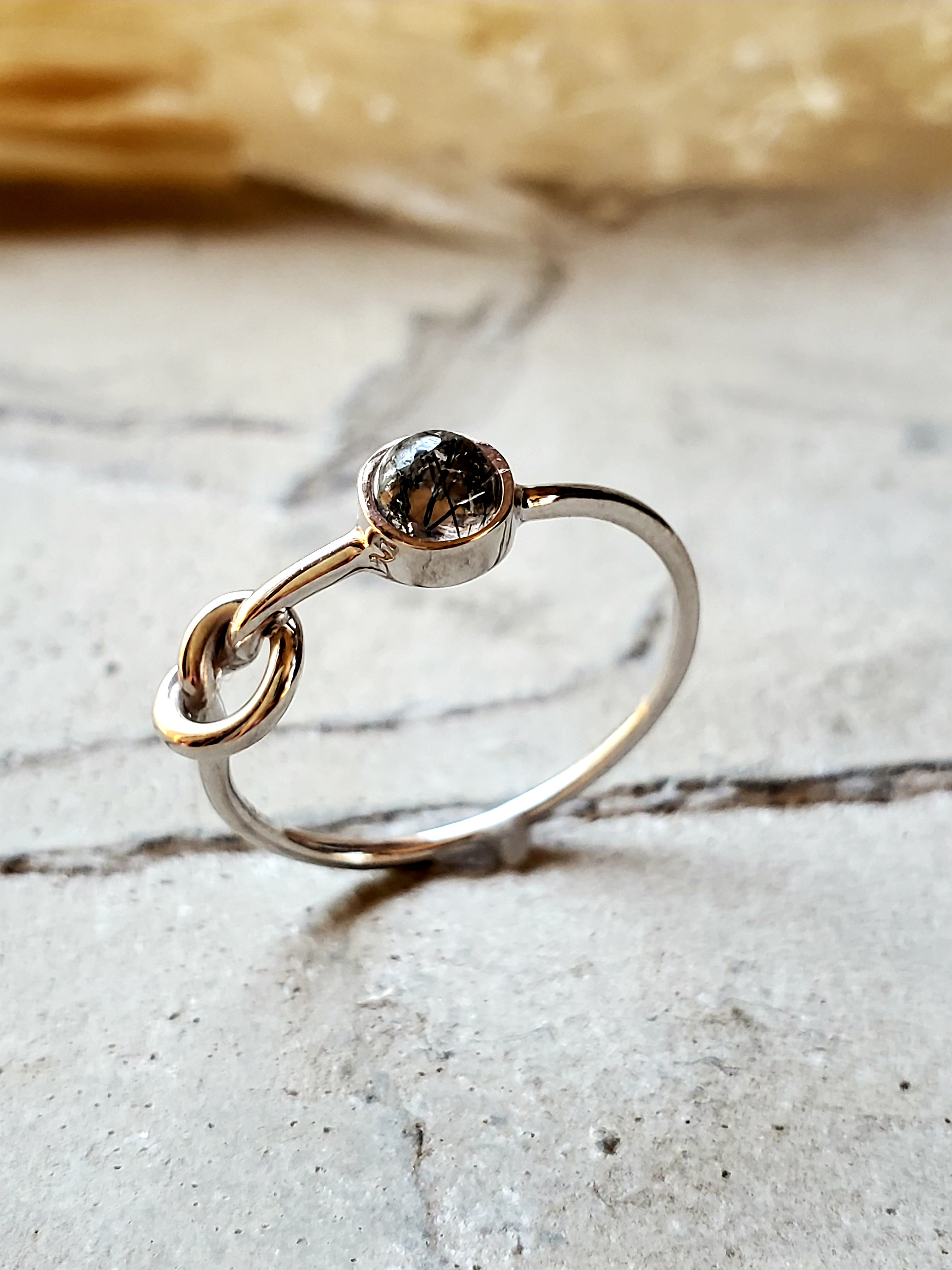 ルチルクォーツ結びリングRS-221、華奢天然石リング、重ね付けにおススメ