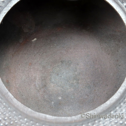 南部鉄器 鉄瓶 虎山作 鉄鉢形アラレ1.6L 内面素焼き・酸化被膜仕上 伝統的工芸品 ハンドメイド 7枚目の画像