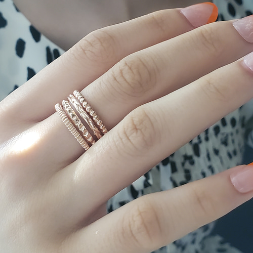 メンズライクなシルバーレイヤード4連リング、RS-219個性的ペアリング