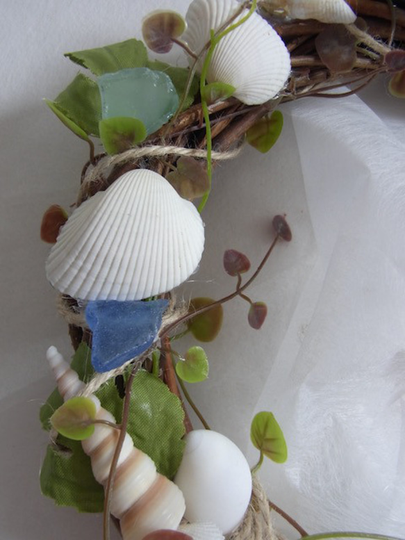シーグラスと貝殻の夏リース１(濃いめ) 2枚目の画像