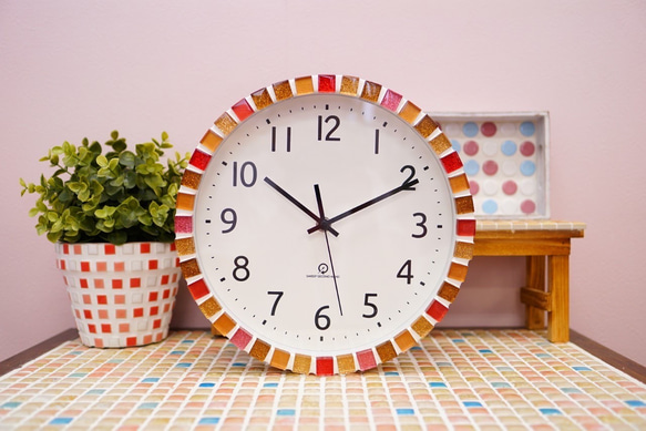 赤とブラウンのシックなガラスタイルの壁掛け時計 掛け時計