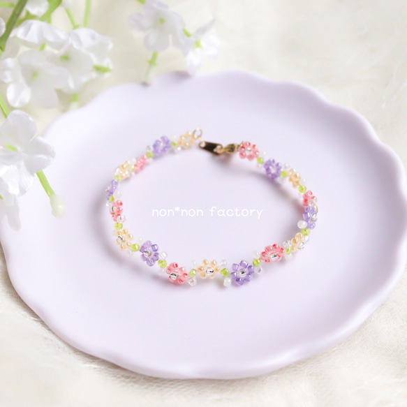 ビーズブレスレット ✧ fruity color ♡ 小さなお花の