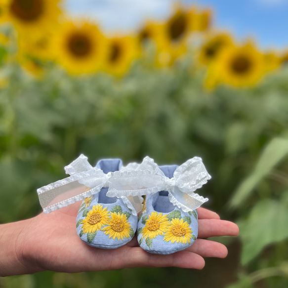 ひまわりの刺繍　オーガニックコットンのベビーシューズ 3枚目の画像