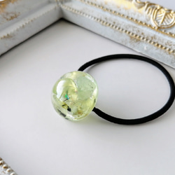 エメラルドグリーンの宝石風ヘアゴム / 青 / 半球 / レジン / 海