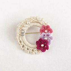 コスモスイメージ　手編み花モチーフとパールのリースブローチ《桃×紫×赤紫》 1枚目の画像