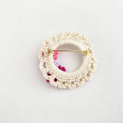 コスモスイメージ　手編み花モチーフとパールのリースブローチ《桃×紫×赤紫》 3枚目の画像