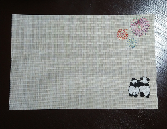 パンダと花火の手刺繍ランチョンマット 3枚目の画像
