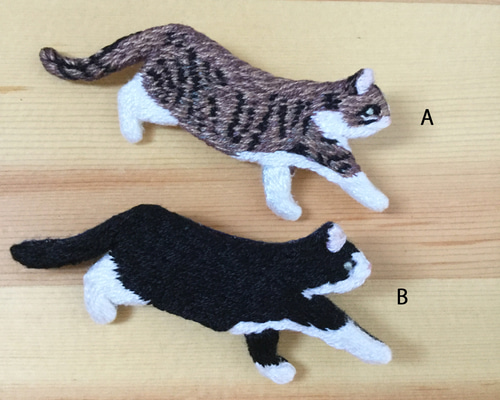ネコのお散歩ブローチ☆手刺繍(キジトラ白と黒白ハチワレ