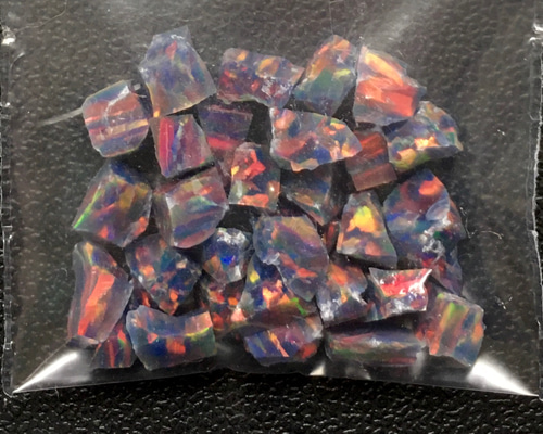 人工オパール》(ネオンオパール) 原石 ブラック/赤斑 3.4g ⑬ (樹脂含