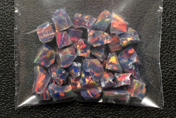人工オパール》(ネオンオパール) 原石 ブラック/赤斑 3.4g ⑬ (樹脂含