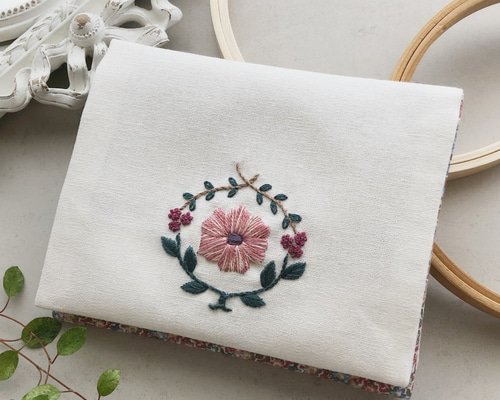刺繍キット〉フラワーエンブレムのポケットティッシュケース☆半縫製済