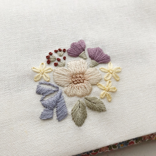 刺繍キット〉ブーケとリボンのポケットティッシュケース☆半縫製済
