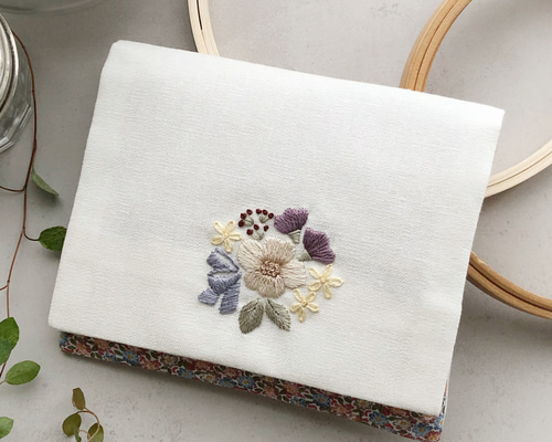 刺繍キット〉ブーケとリボンのポケットティッシュケース☆半縫製済