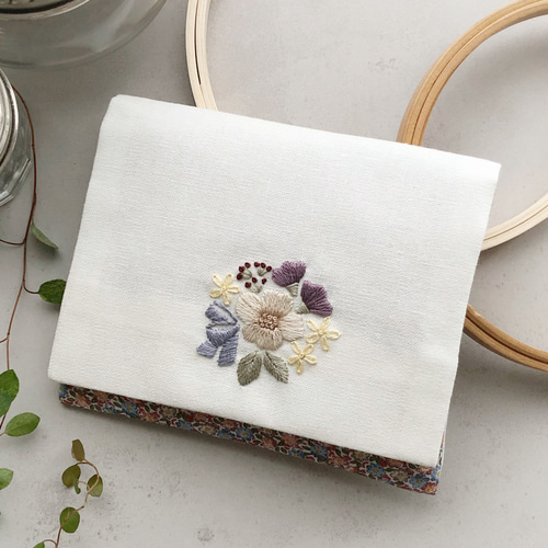 刺繍キット〉ブーケとリボンのポケットティッシュケース☆半縫製済