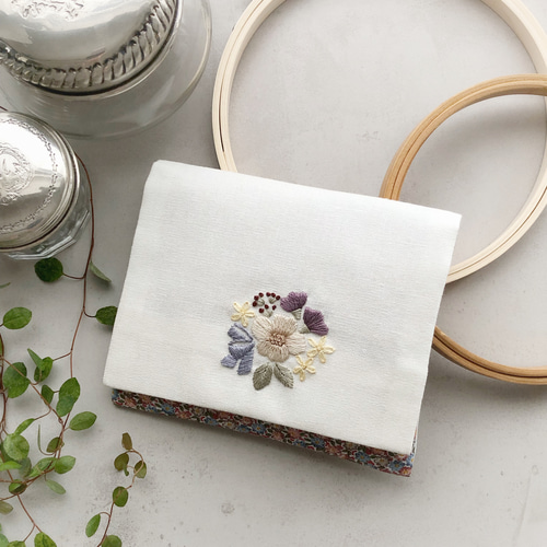 刺繍キット〉ブーケとリボンのポケットティッシュケース☆半縫製済