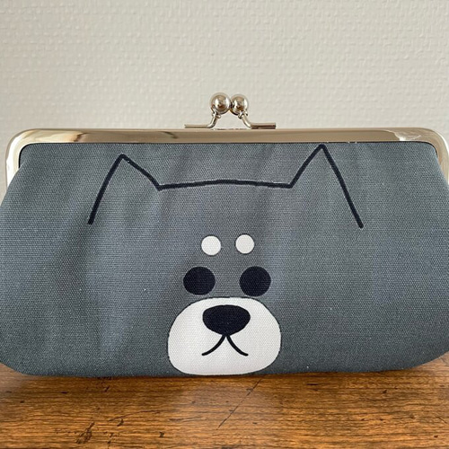 たっぷり収納がうれしい もふもふ黒柴の親子がま口長財布 がま口