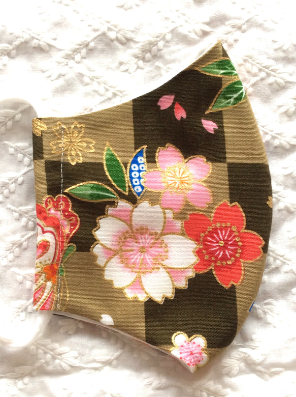 送料無料　立体 布マスク ハンドメイド かわいい 和柄 さくら 桜  花柄 蝶 市松 柄 (裏地白) A 着物 浴衣 2枚目の画像