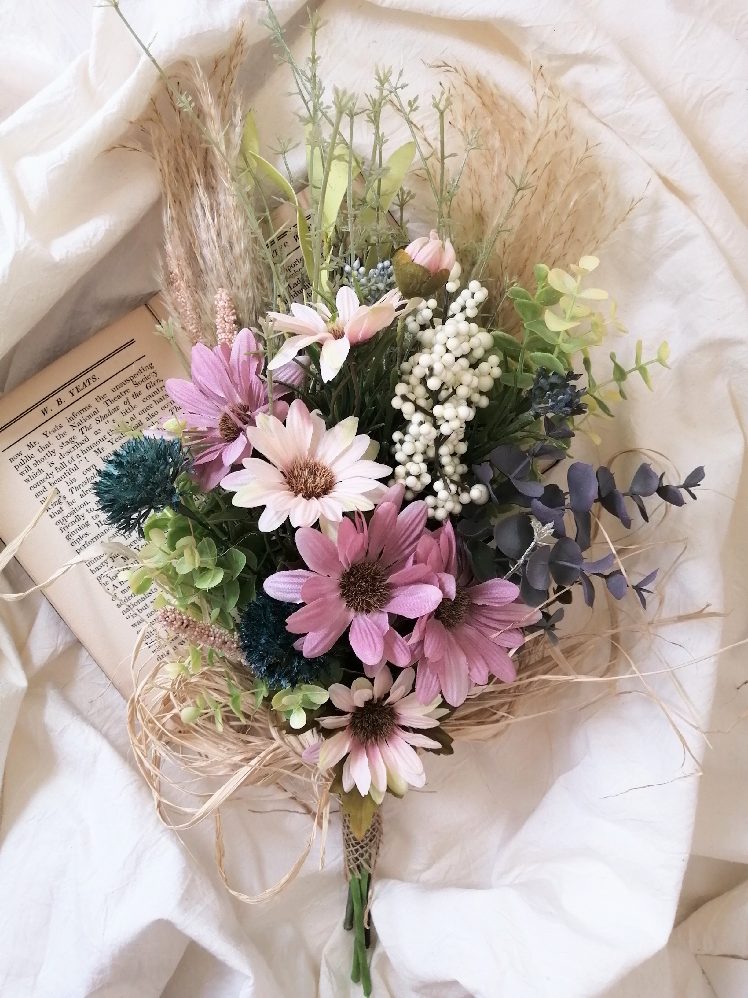 ふわふわパンパスグラスとくすみ色色のデージーが可愛い！ナチュラルスワッグ　花束　インテリア