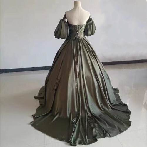 華やか パーティードレス カーキ色 ベアトップ ラッパ袖 スリット  