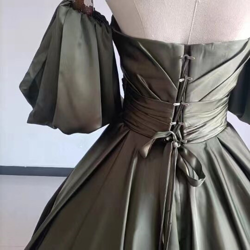華やか パーティードレス カーキ色 ベアトップ ラッパ袖 スリット  