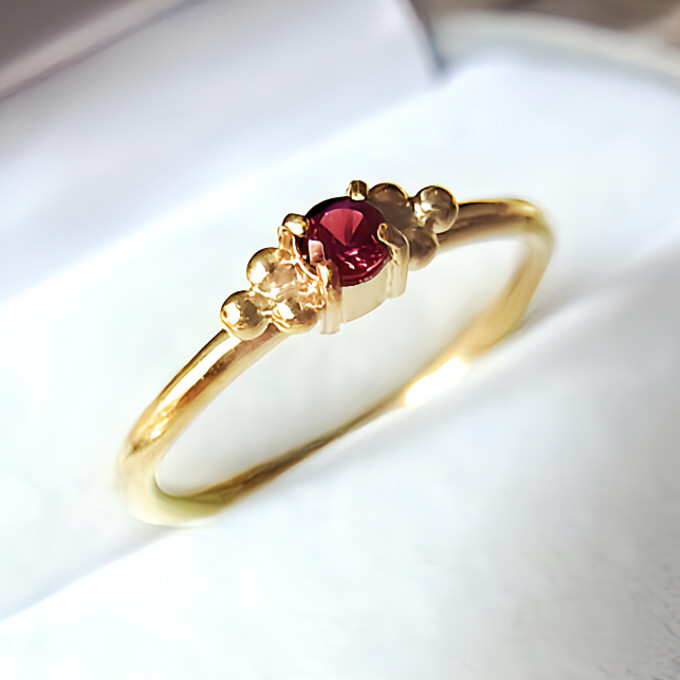 レッドスピネルのリング　ラウンドファセット・カット