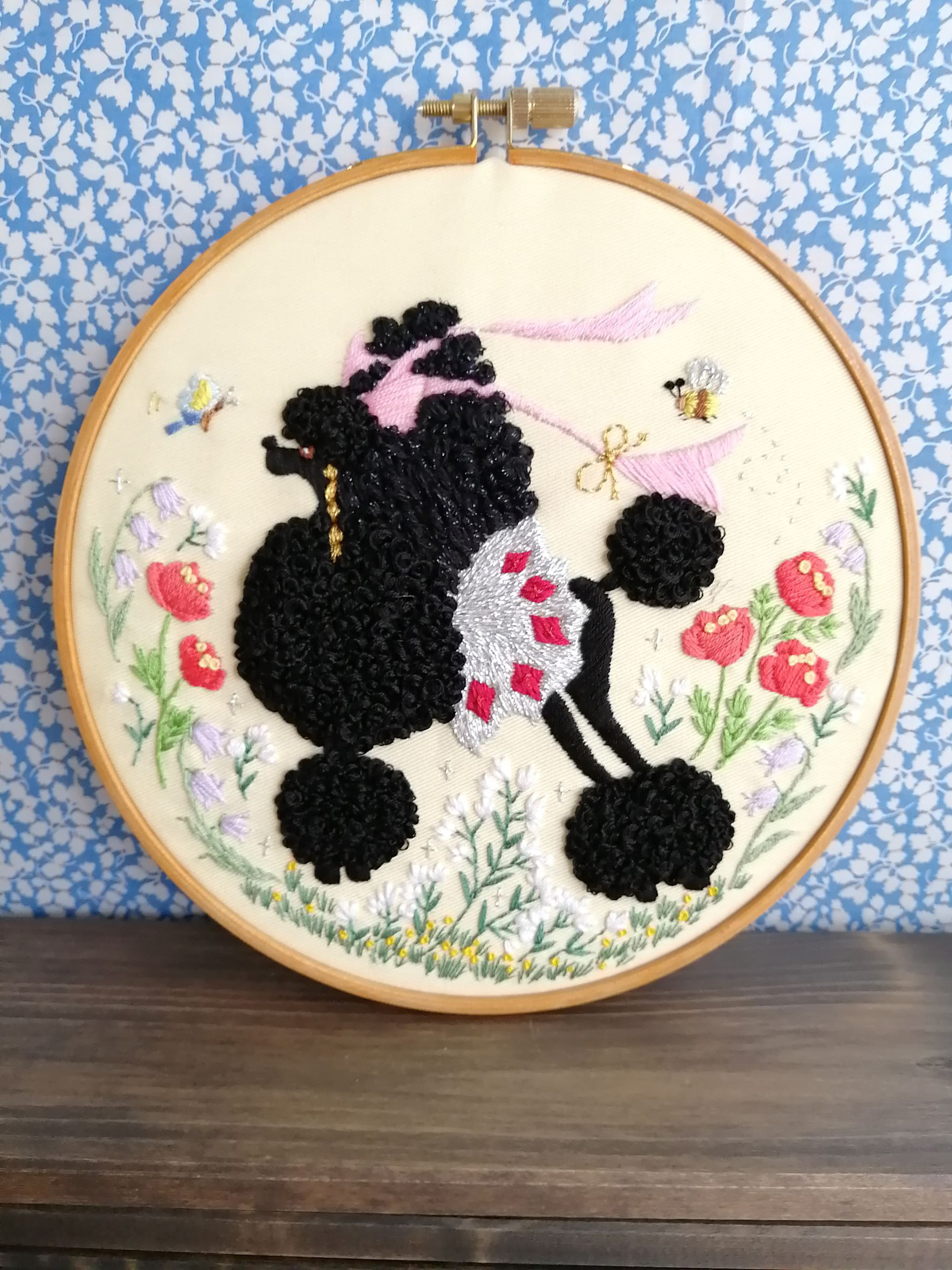 おしゃれブラック・プードル刺繍の壁飾り（大）