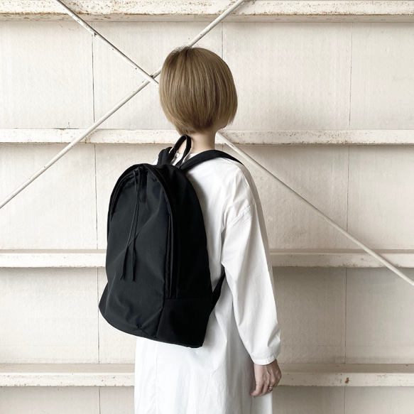 モノリス　ブラック　PCポケット付きの大きめのリュック　２サイズ展開　ナイロン　 2枚目の画像