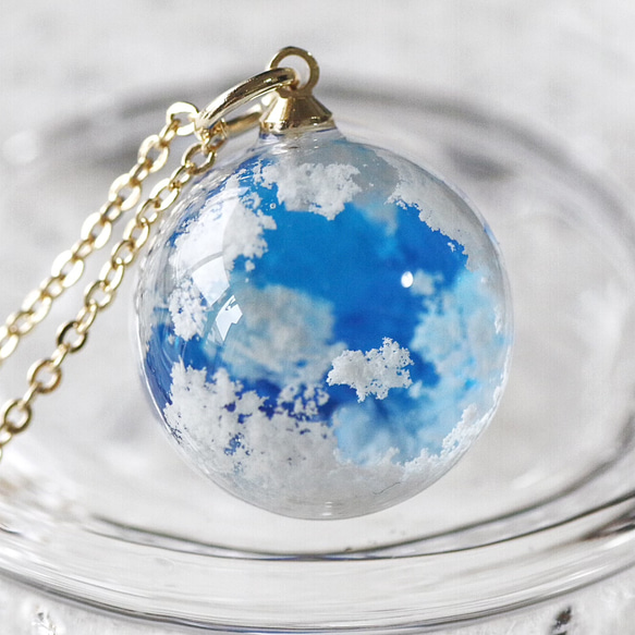 幻想的な空　雲レジンネックレス うるつや夏の空♪クリアなブルーのグラデーションが幻想的な青空雲