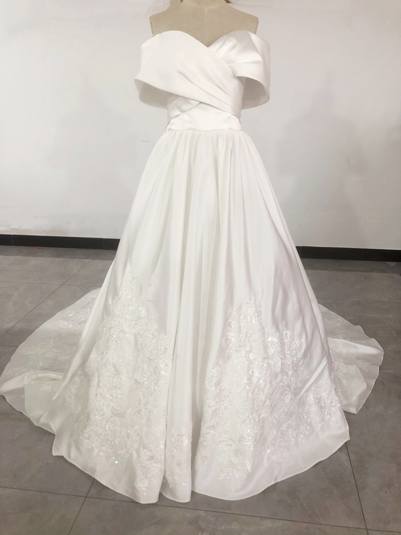 華やか ウェディングドレス 純白 高級刺繍 光沢サテン 憧れのドレス 花嫁/ブライズメイド/結婚式 1枚目の画像
