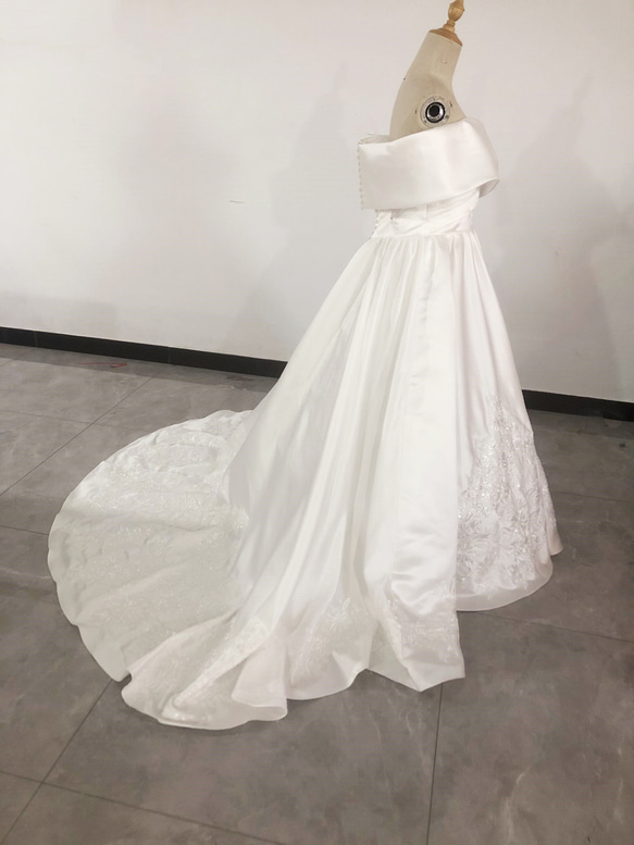 華やか ウェディングドレス 純白 高級刺繍 光沢サテン 憧れのドレス 花嫁/ブライズメイド/結婚式 2枚目の画像
