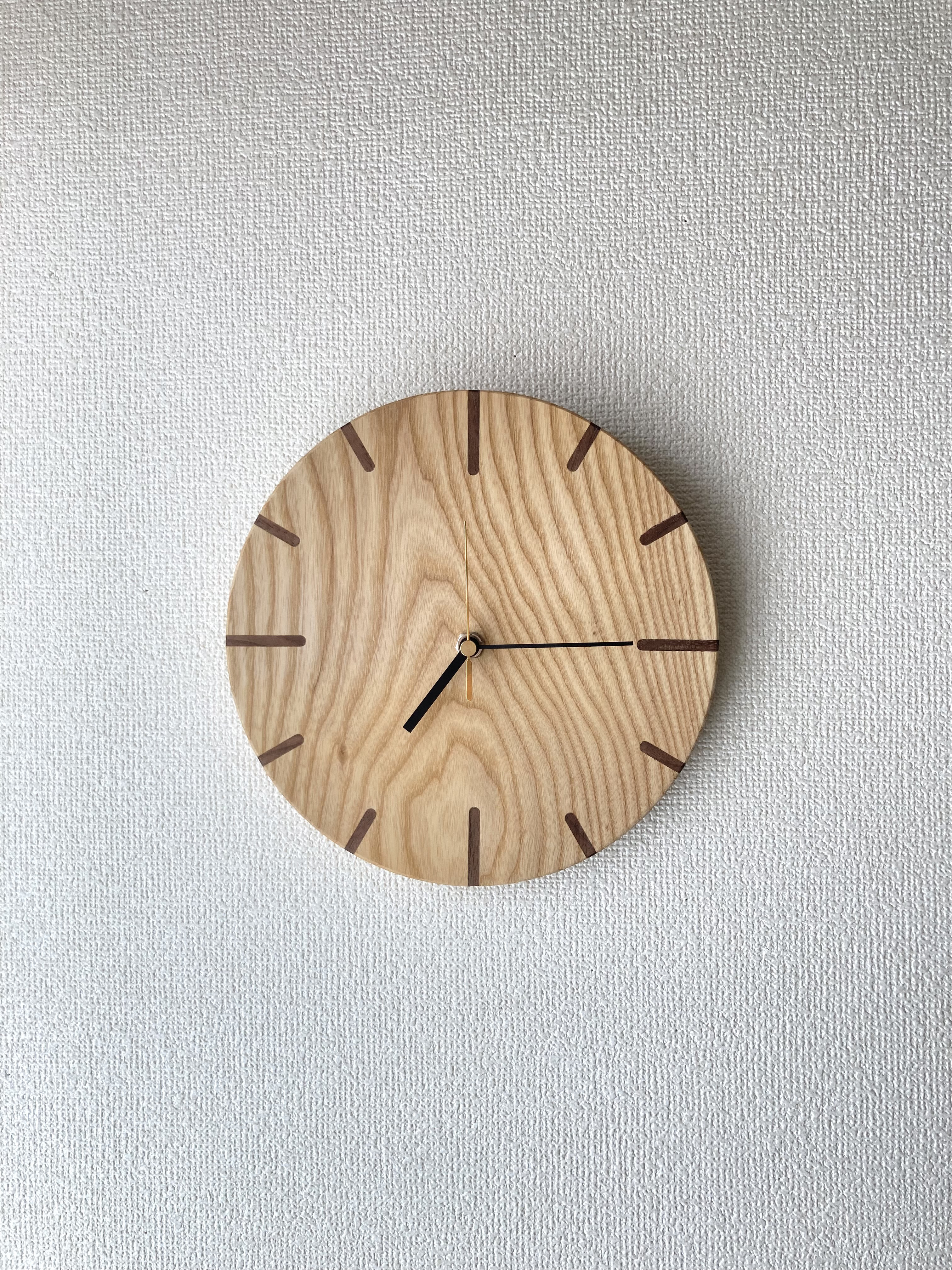 ホワイトオークとウォールナットの丸い掛け時計