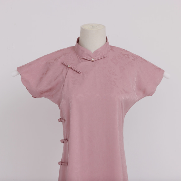 粉紅色 暗紋仿蠶絲花瓣袖少女旗袍 新中式中秋春節改良連身裙洋裝 第9張的照片