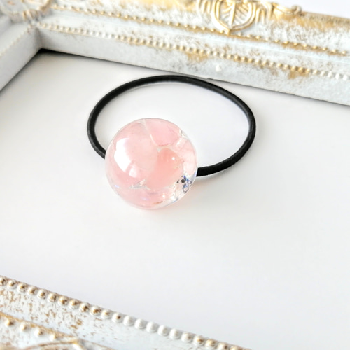 ヘアゴム レジン オーバル型 天然石レッドジェイドとミニミニ薔薇と蝶々 ヘアゴム レジン オーバル型 天然石レッドジェイドとミニミニ