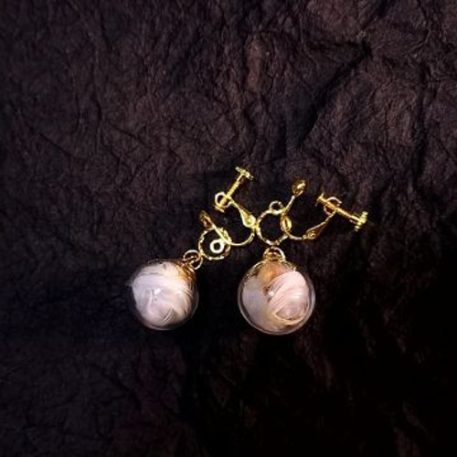 オーダーメイド♪愛鳥の羽入りガラスドームピアス/イヤリング