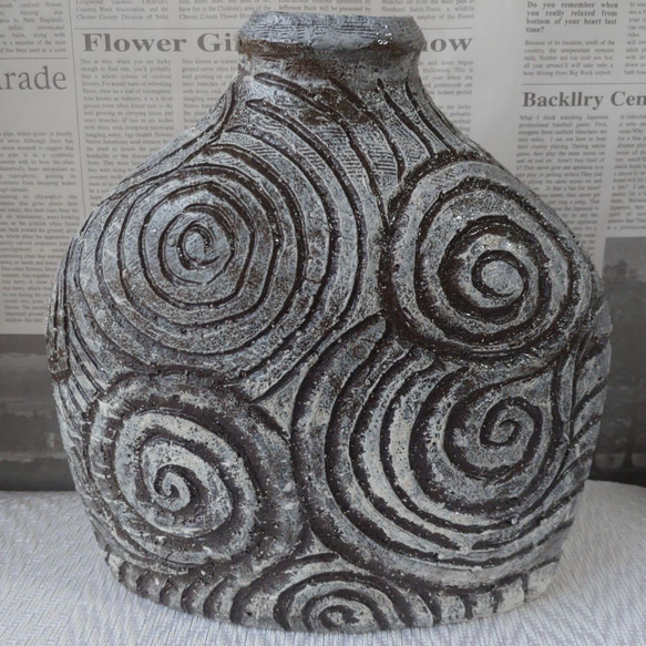 大人の上質  渦巻き線紋花器 一輪挿し・花瓶・花器 通販 いなばの白兎 工芸品