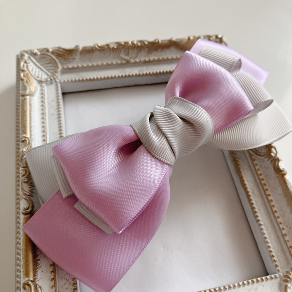 グレー&パープルピンクリボンの華やかバレッタ♡大人可愛いデートファッションギフト 1枚目の画像