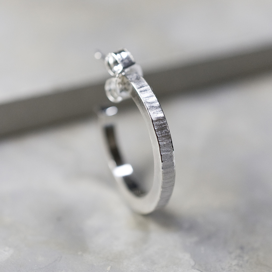 つや消し縦槌目 シルバーフラットフープピアス 2.0mm幅 MATTE VERTICAL｜843