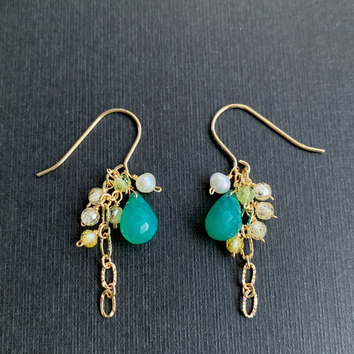 感謝祭】14kgf グリーンオニキスの房ピアス ac/526 ピアス（フック