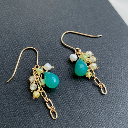 グリーンオニキスXmasツリーカービングピアスチャーム 感謝祭】14kgf グリーンオニキスの房ピアス ac/526 ピアス（フック