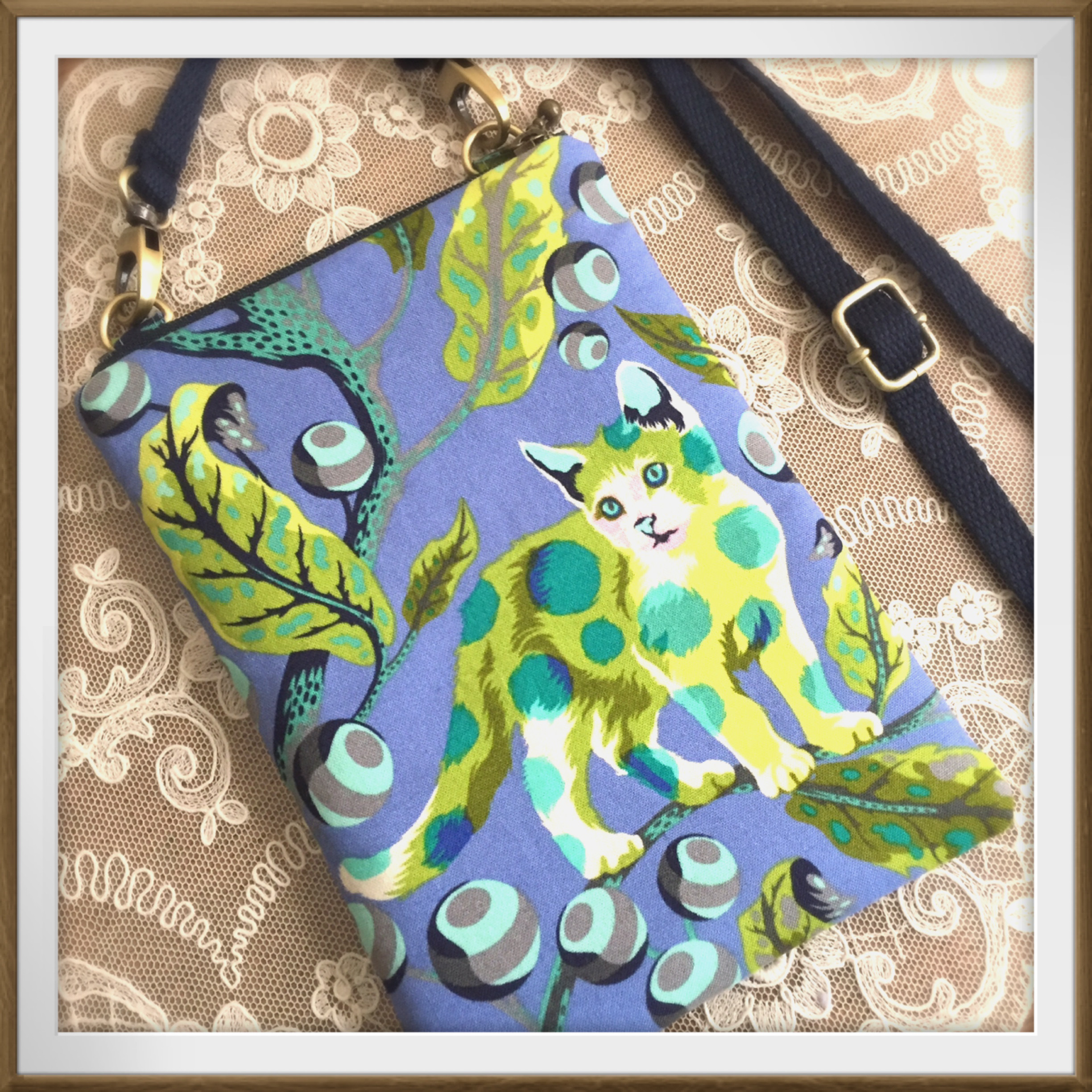 サイケなイケイケ猫ちゃんのスマホポシェット：サコッシュ        Ω