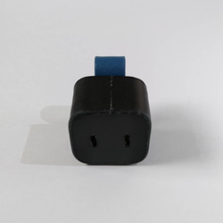 プラグが折りたためない充電器のレザーケース　プラグカバー＆コードクリップ　ケーブルクリップ　ブラック×ブルー 4枚目の画像