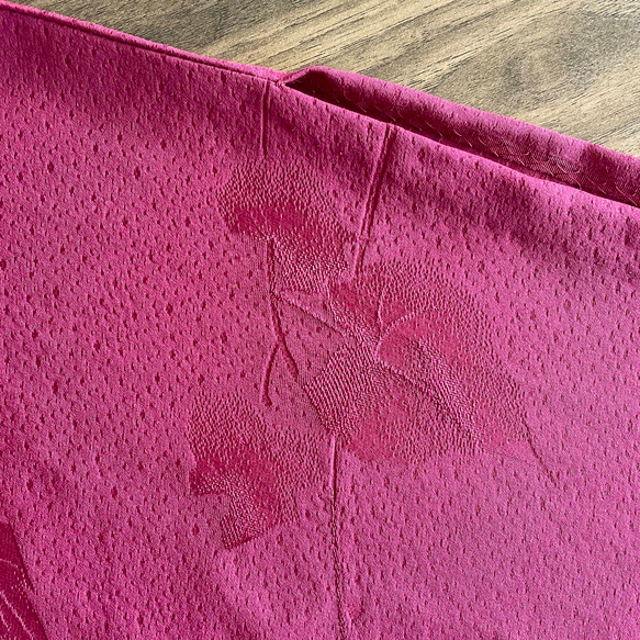 【1点もの】ショート丈の着物袖プルオーバー -正絹 紋紙柄織 赤紫に草 KMPO63 11枚目の画像