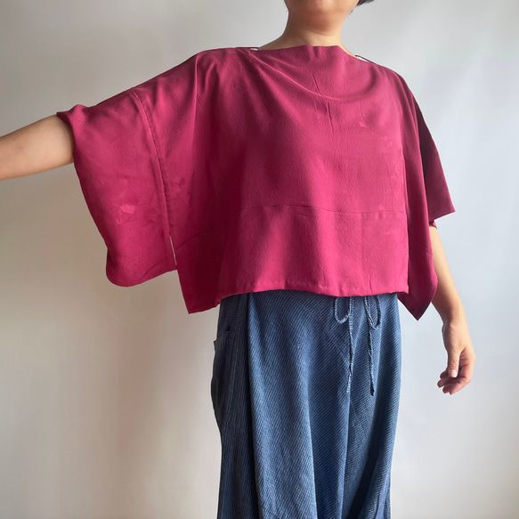 【1点もの】ショート丈の着物袖プルオーバー -正絹 紋紙柄織 赤紫に草 KMPO63 2枚目の画像
