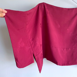 【1点もの】ショート丈の着物袖プルオーバー -正絹 紋紙柄織 赤紫に草 KMPO63 8枚目の画像