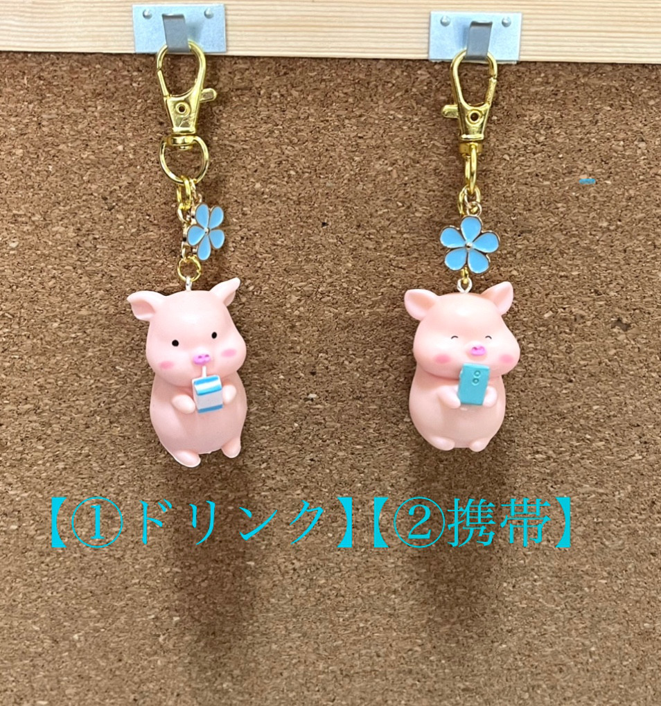 人気❤︎【送料無料】♡ 立体ブタさんチャーム 【携帯】（水色の